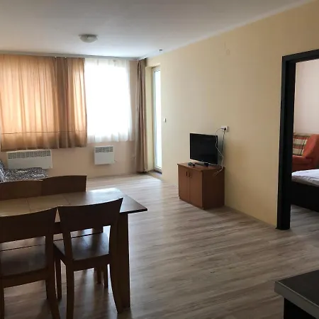 Jolly Kop, Jovana, 18 아파트